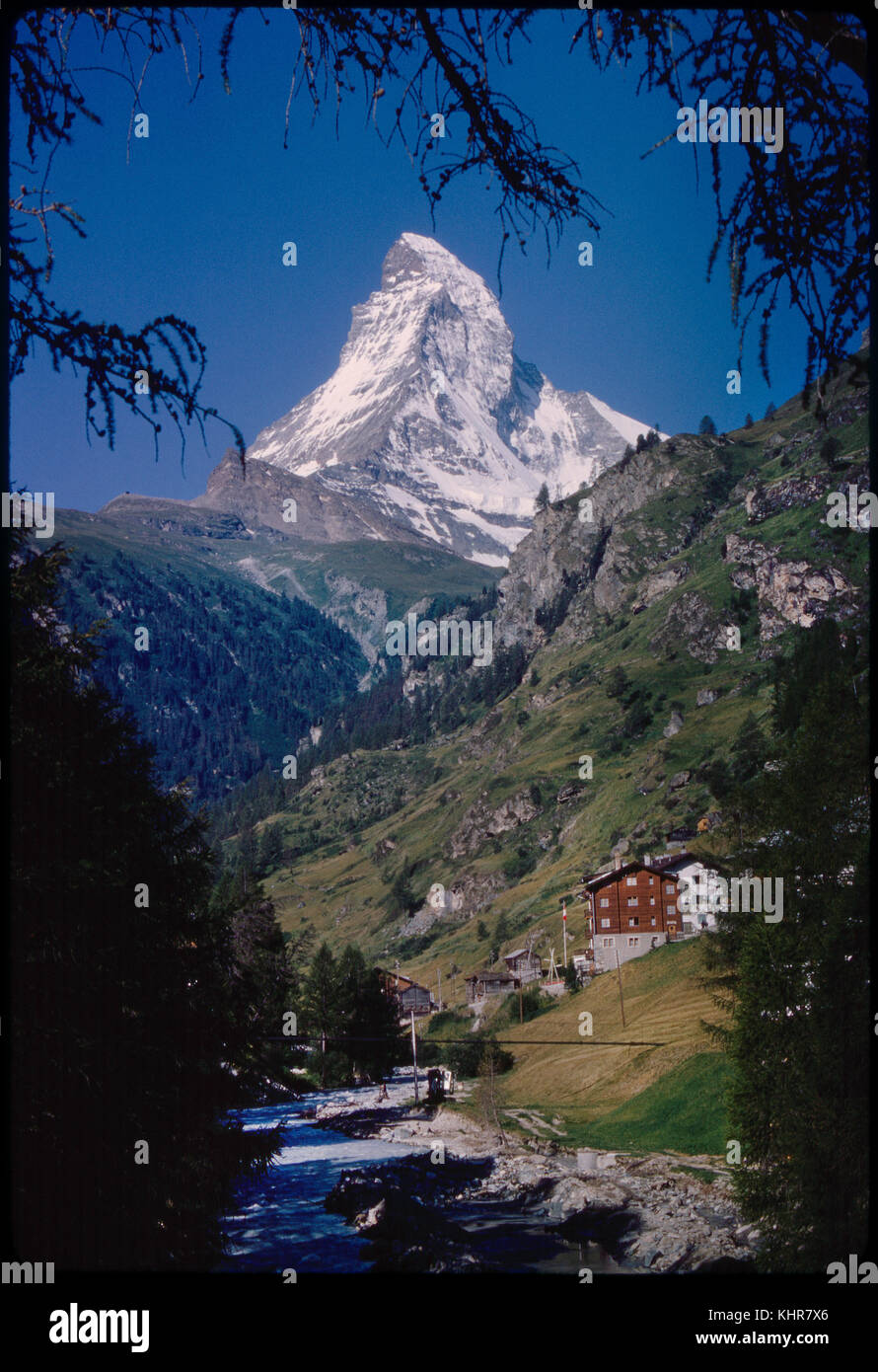 Mont Cervin et la vallée, Zermatt, Suisse, 1964 Banque D'Images