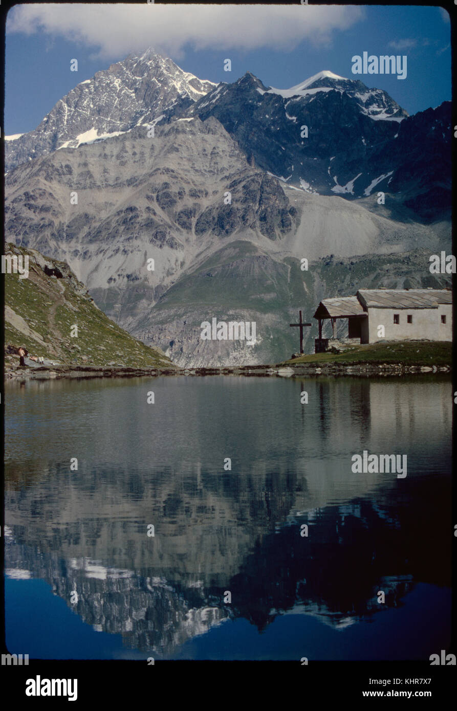 Chapelle et réflexion de montagne au lac noir, Zermatt, Suisse, 1964 Banque D'Images