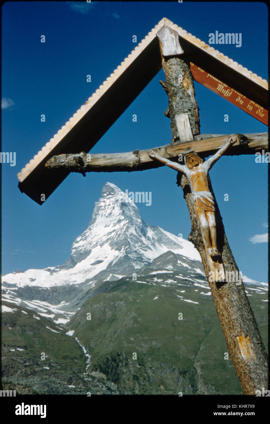 Route de culte avec en arrière-plan le mont Cervin, Zermatt, Suisse, 1964 Banque D'Images