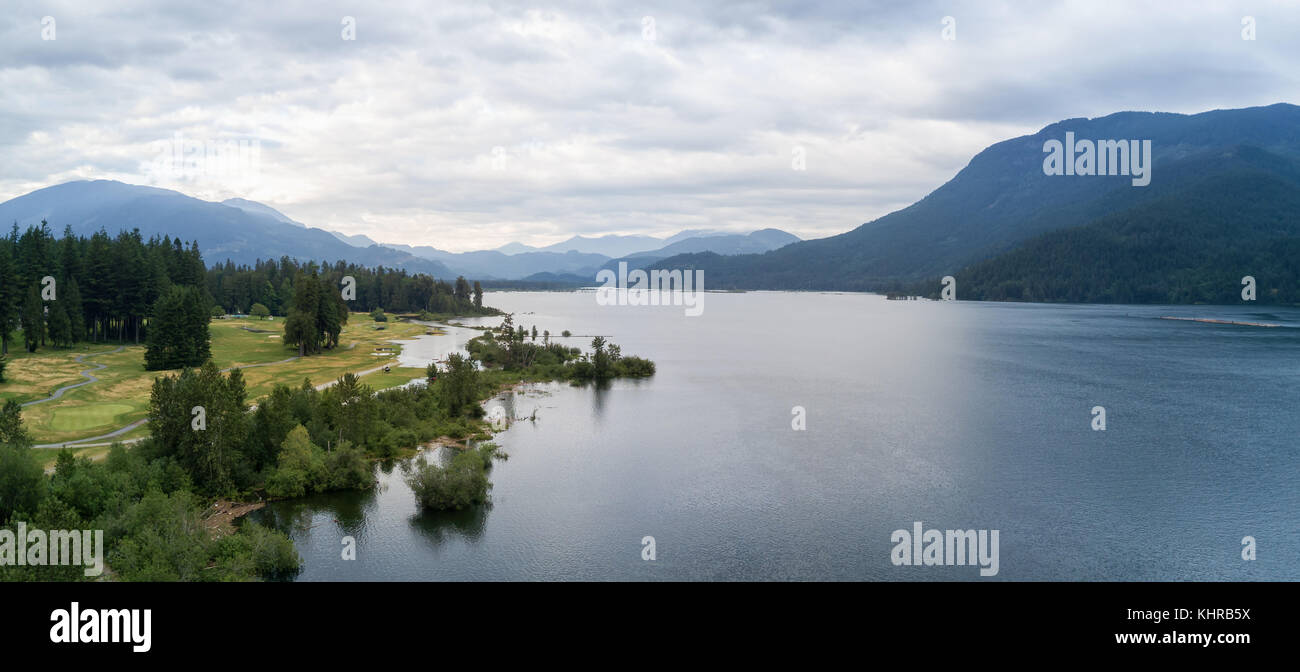 Vue panoramique de l'antenne d'un terrain de golf dans la région de Harrison Mills, British Columbia, canada. Banque D'Images