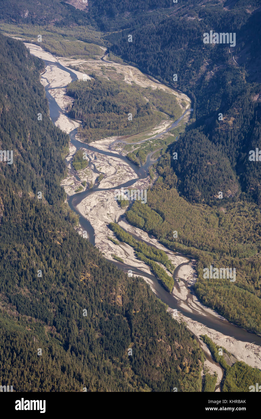 Vue paysage aérien de Squamish, l'exécution dans la vallée. prises au nord de Vancouver, Colombie-Britannique, Canada. Banque D'Images