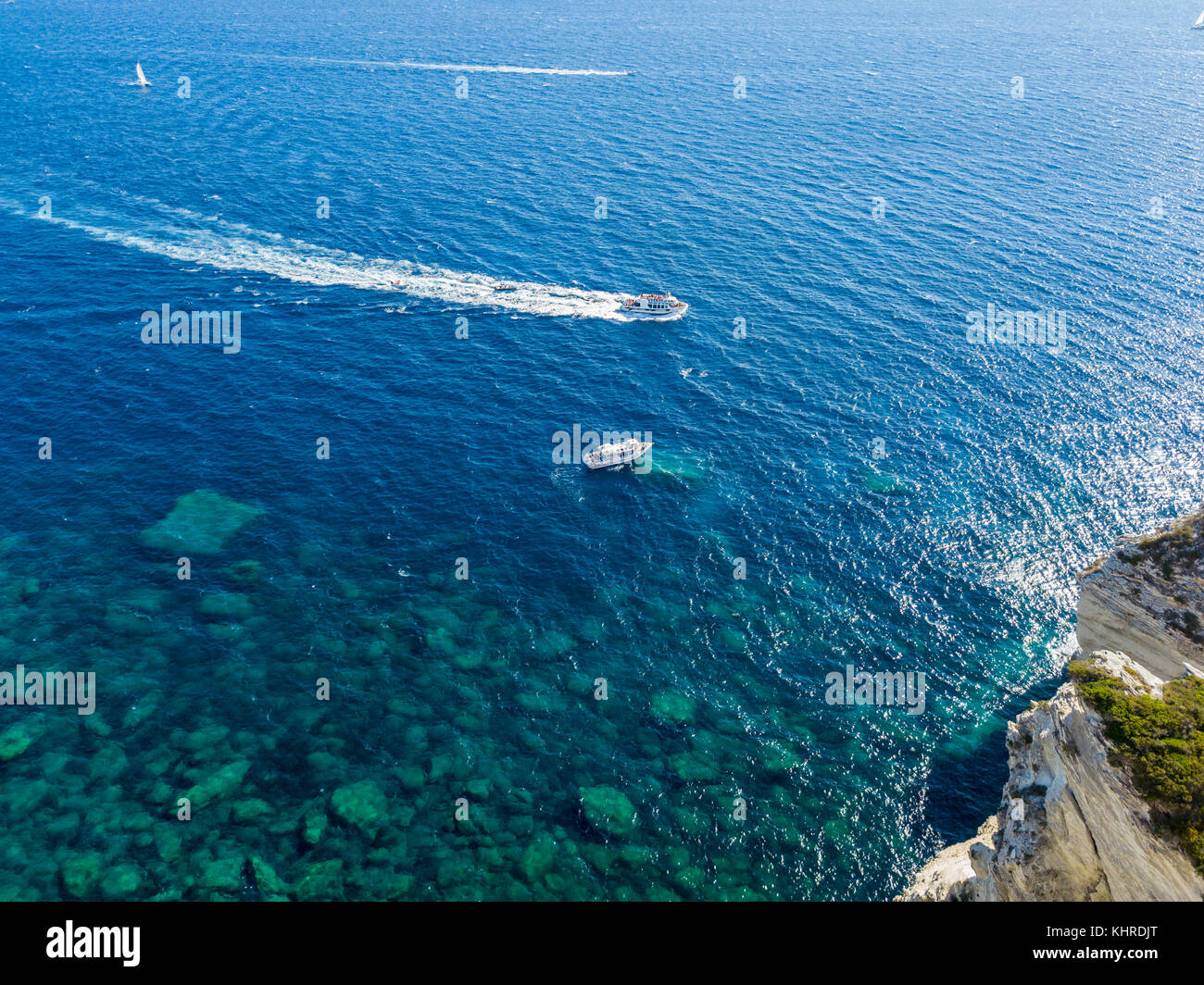 vue-a-rienne-sur-les-falaises-de-calcaire-blanc-falaises-bonifacio