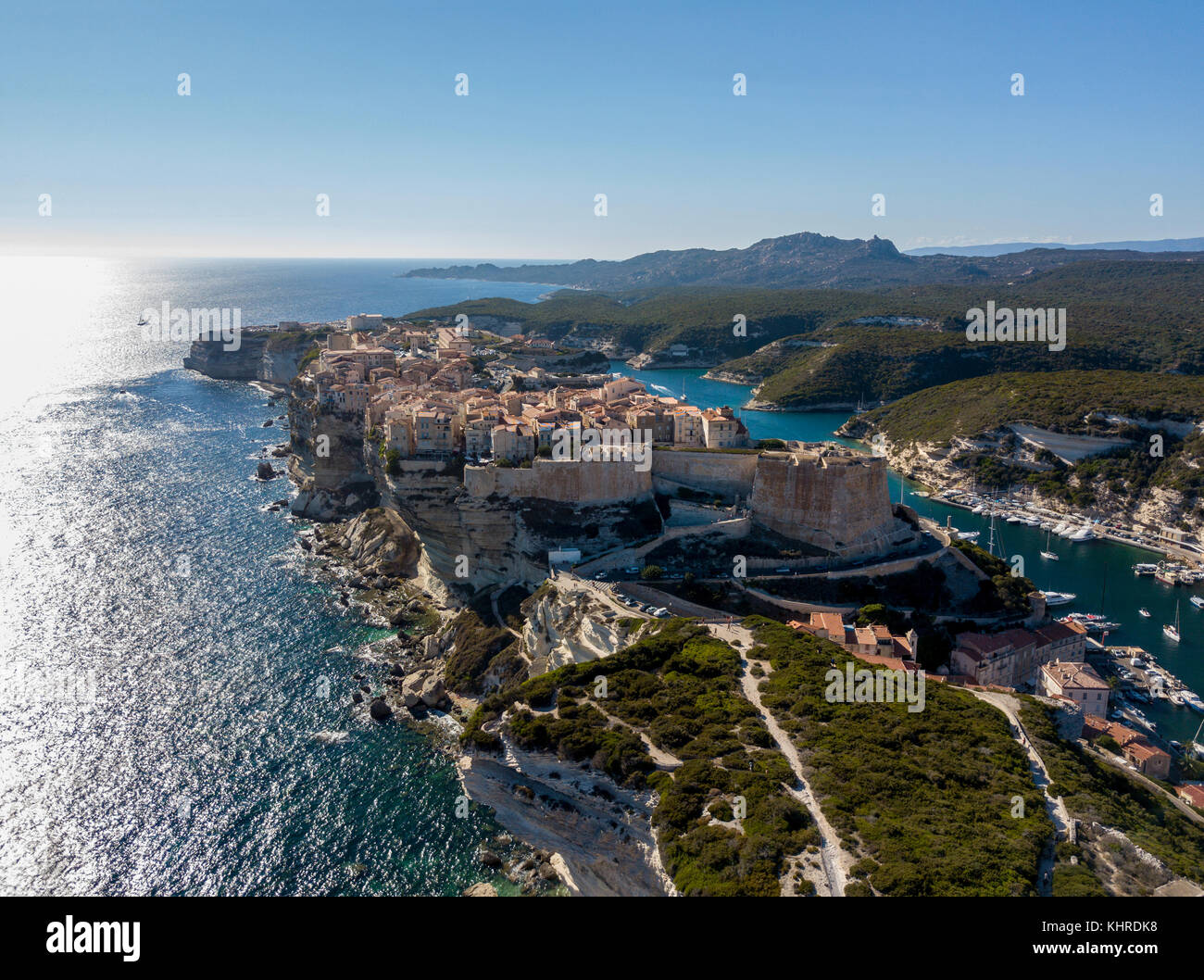 vue-a-rienne-de-la-vieille-ville-de-bonifacio-construit-sur-des
