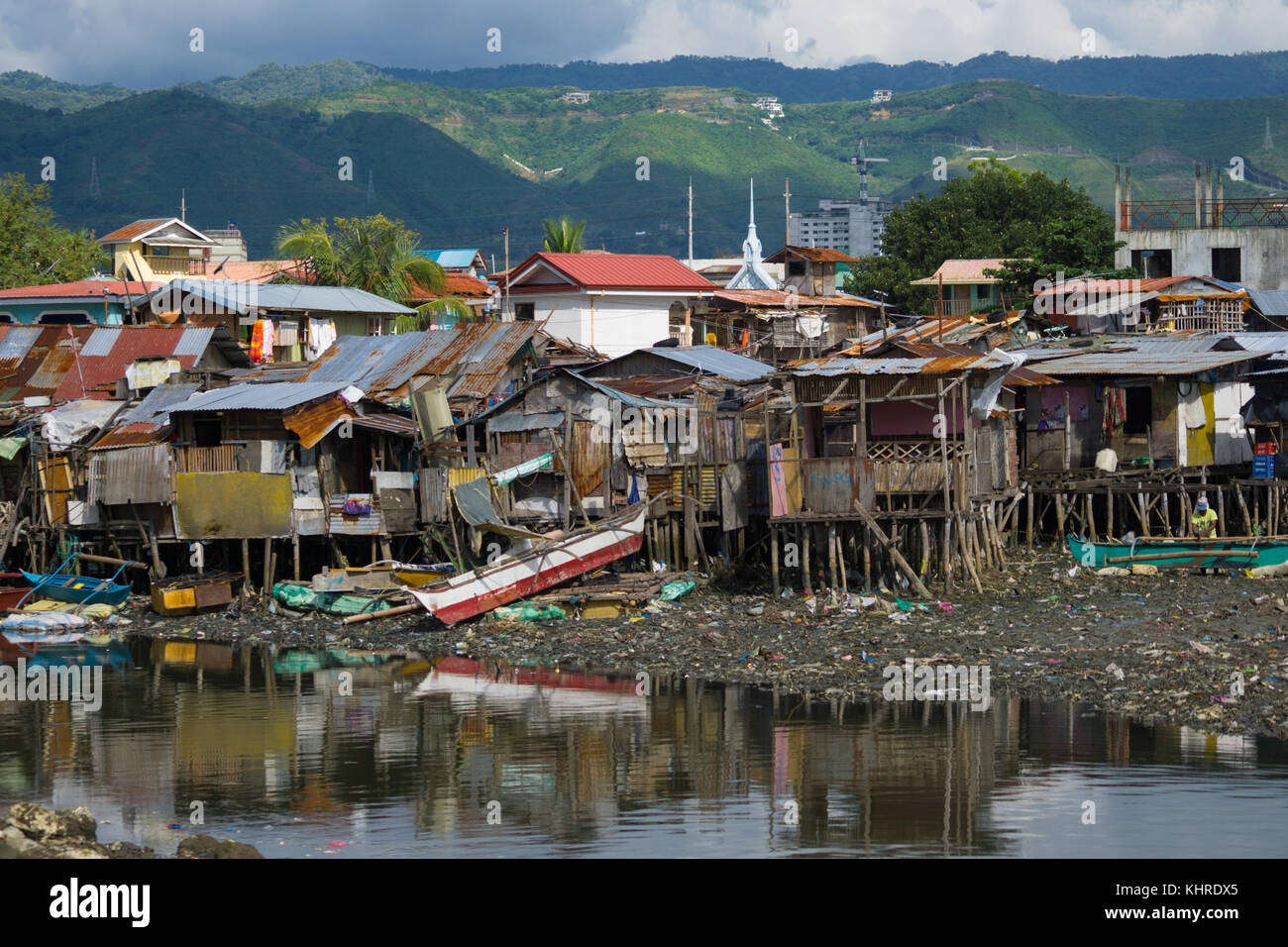 Des bâtiments en matériaux légers sur pilotis en bois abritent la communauté de Badjao à la périphérie de Cebu City, aux Philippines. Banque D'Images