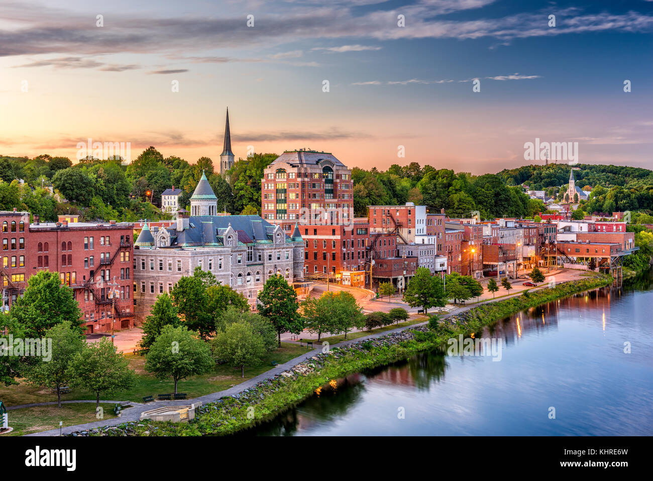 Augusta, Maine, USA, le centre-ville sur la rivière Kennebec. Banque D'Images