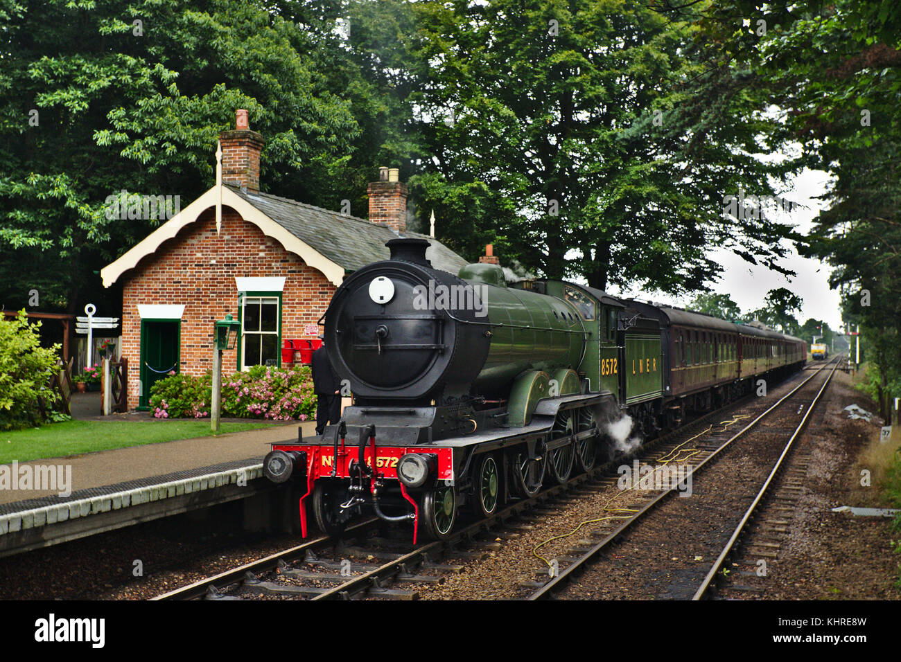 HOLT, NORFOLK, ANGLETERRE - 9 AOÛT 2017 : une locomotive restaurée sur la ligne de chemin de fer North Norfolk. Banque D'Images