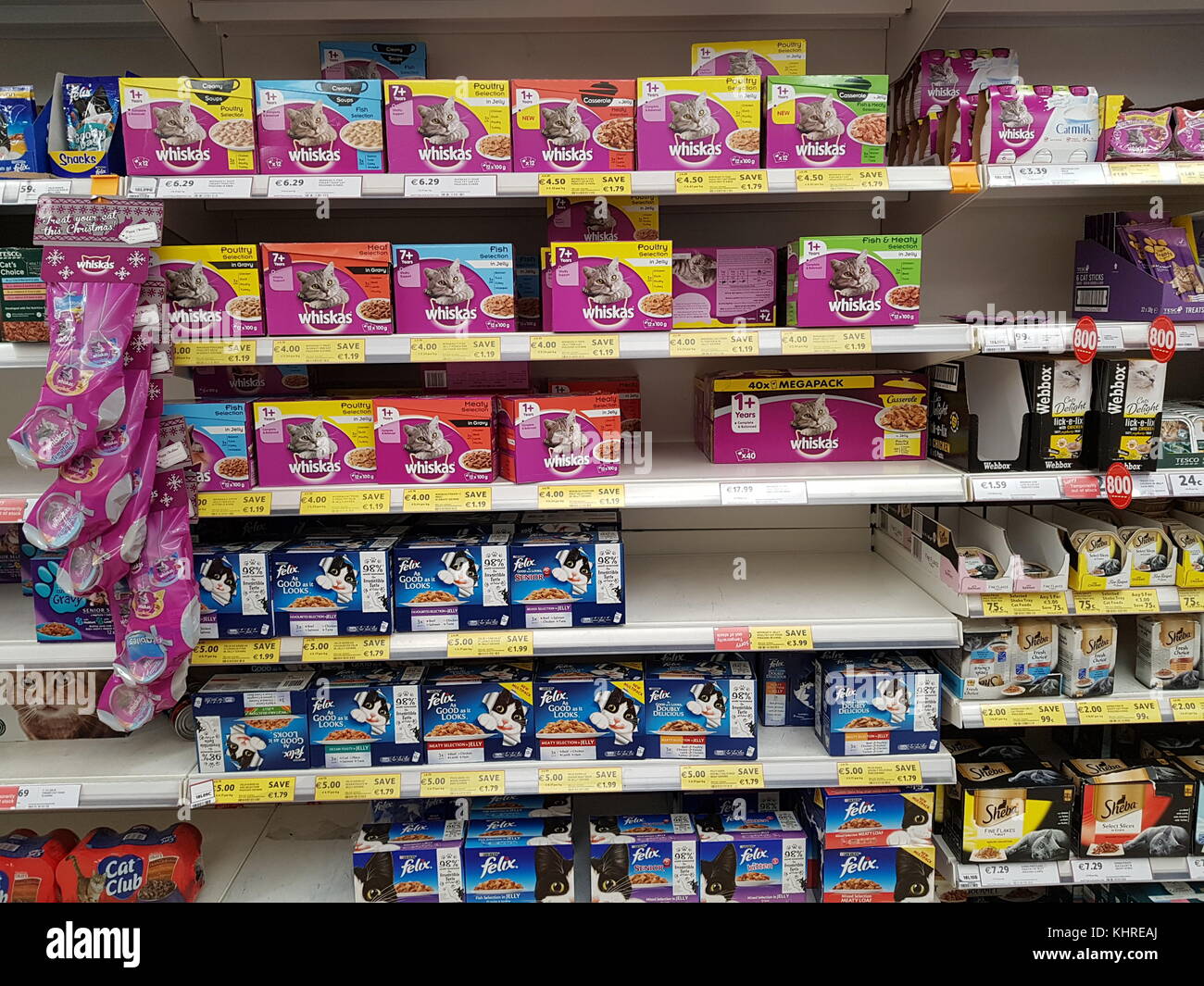 Ennis, Irlande - 17 novembre 2017 : magasin Tesco dans le comté d'Ennis Clare, Irlande. Sélection de divers aliments pour chats et chaton Banque D'Images
