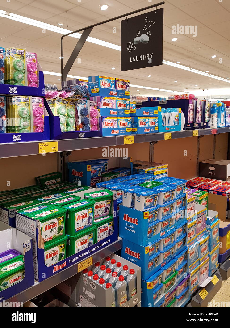 Ennis, Irlande - 17 novembre 2017 : magasin Aldi dans le comté d'Ennis Clare, Irlande. Sélection de divers produits de lessive pour salle de bain et cuisine Banque D'Images