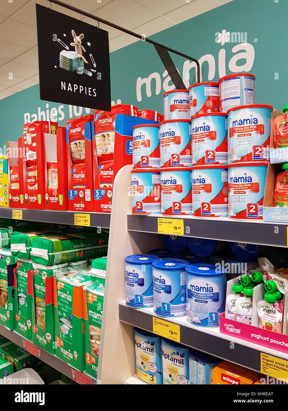 Ennis, Irlande - 17 novembre 2017 : magasin Aldi dans le comté d'Ennis Clare, Irlande. Sélection de différentes couches et produits pour bébés Banque D'Images