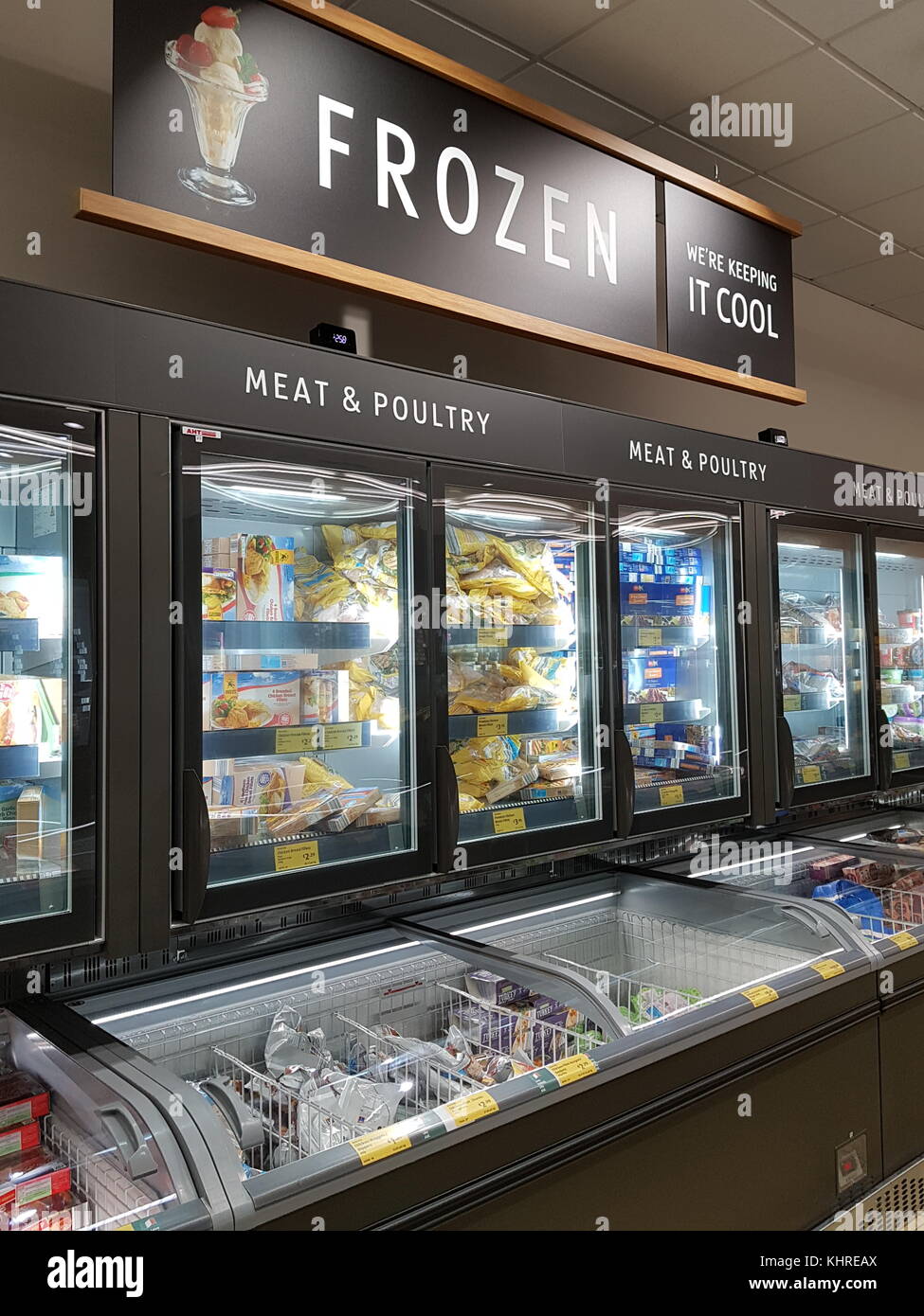 Ennis, Irlande - 17 novembre 2017 : magasin Aldi dans le comté d'Ennis Clare, Irlande. Sélection de diverses viandes et volailles congelées Banque D'Images