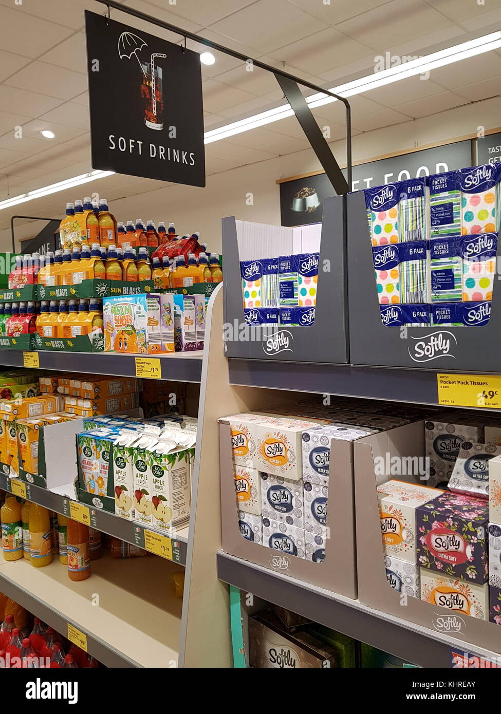 Ennis, Irlande - 17 novembre 2017 : magasin Aldi dans le comté d'Ennis Clare, Irlande. Sélection de boissons gazeuses variées Banque D'Images