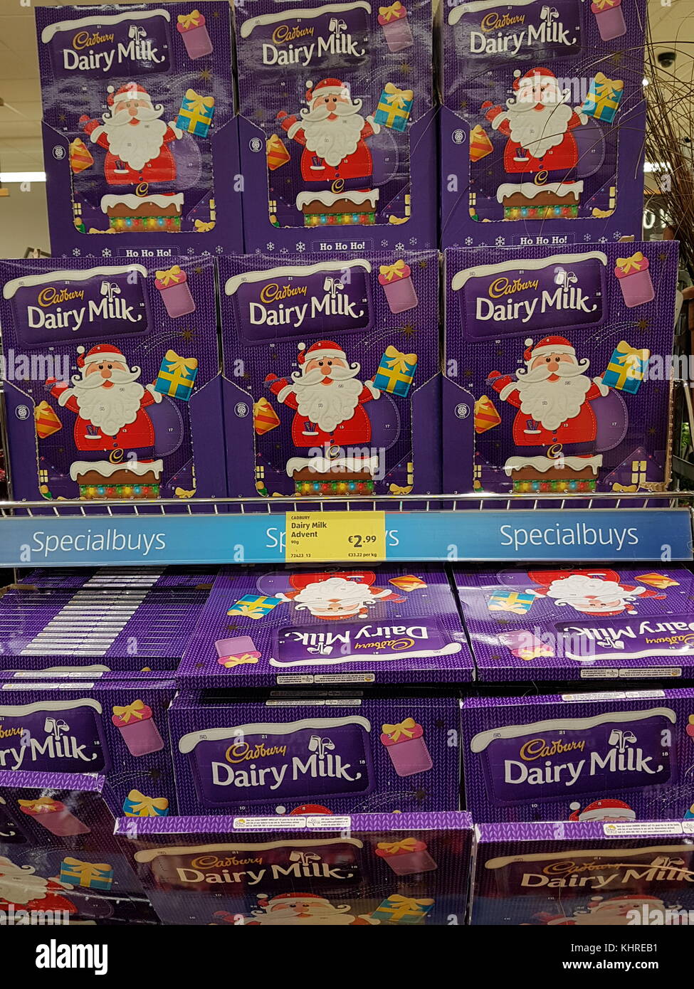 Ennis, Irlande - 17 novembre 2017 : magasin Aldi dans le comté d'Ennis Clare, Irlande. Sélection de différentes boîtes de sélection Cadbury Diary Milk christmas Banque D'Images