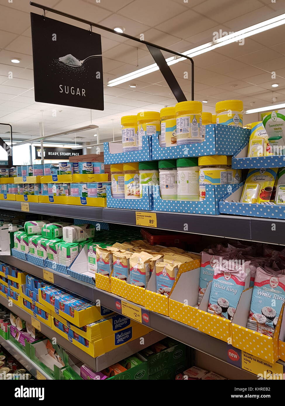 Ennis, Irlande - 17 novembre 2017 : magasin Aldi dans le comté d'Ennis Clare, Irlande. Sélection de divers sucres Banque D'Images