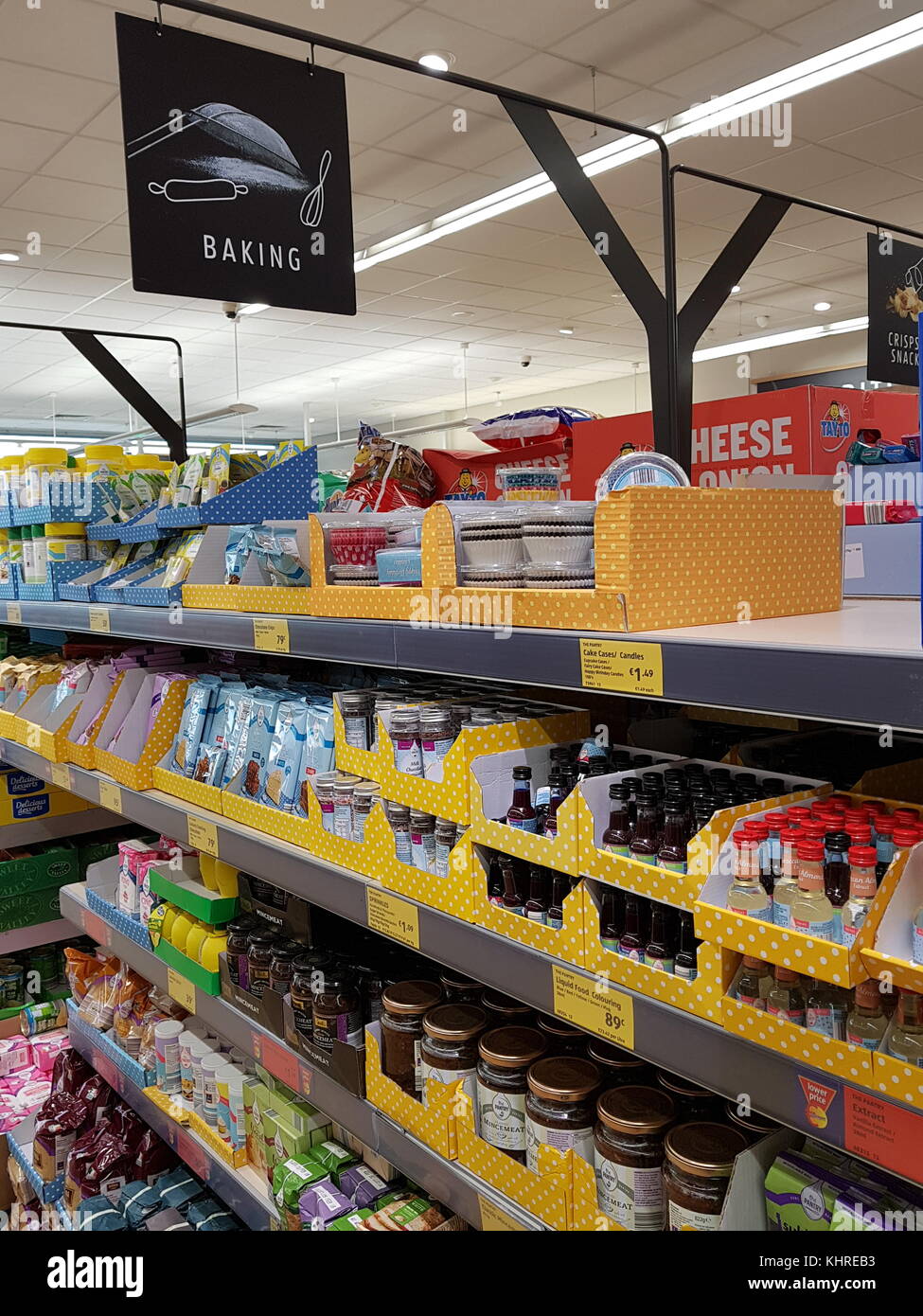 Ennis, Irlande - 17 novembre 2017 : magasin Aldi dans le comté d'Ennis Clare, Irlande. Sélection de divers produits de boulangerie Banque D'Images