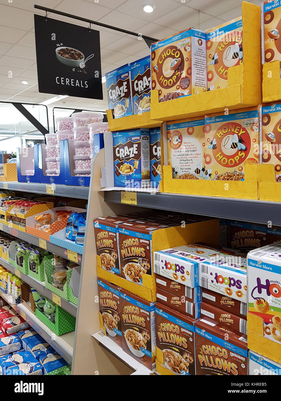 Ennis, Irlande - 17 novembre 2017 : magasin Aldi dans le comté d'Ennis Clare, Irlande. Sélection de céréales variées pour le petit déjeuner Banque D'Images
