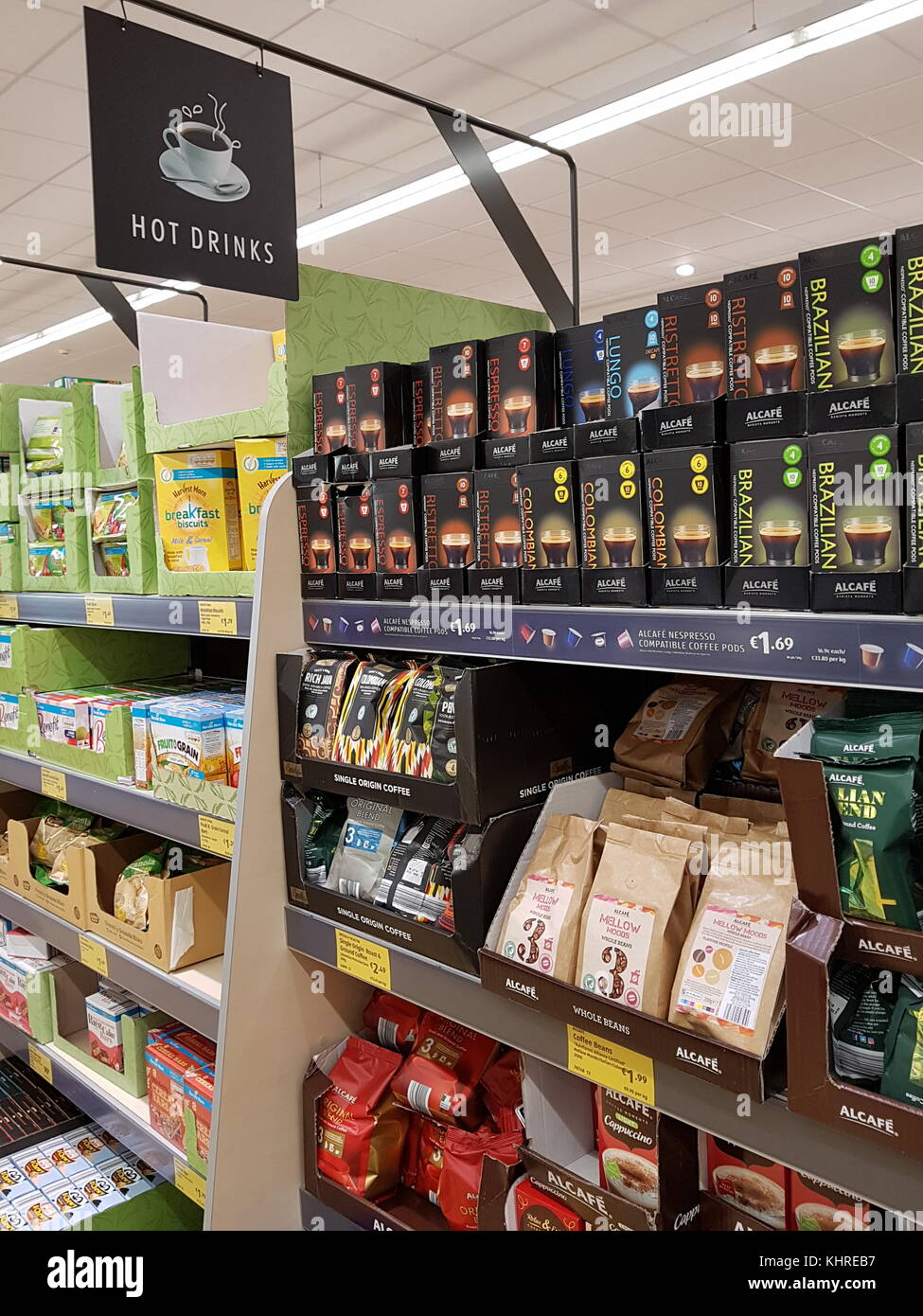 Ennis, Irlande - 17 novembre 2017 : magasin Aldi dans le comté d'Ennis Clare, Irlande. Sélection de boissons chaudes variées Banque D'Images