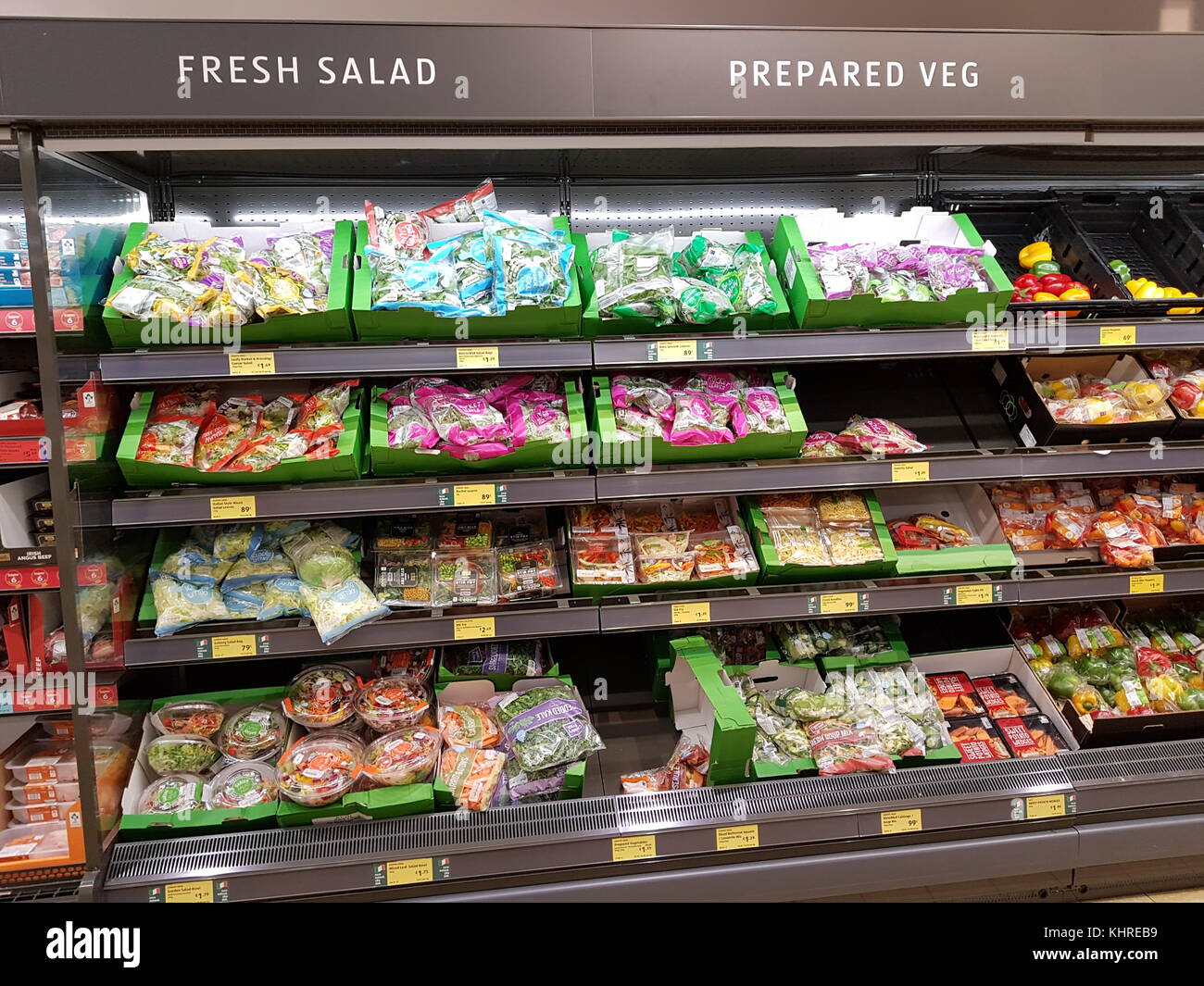 Ennis, Irlande - 17 novembre 2017 : magasin Aldi dans le comté d'Ennis Clare, Irlande. Sélection de diverses salades fraîches et préparées Banque D'Images