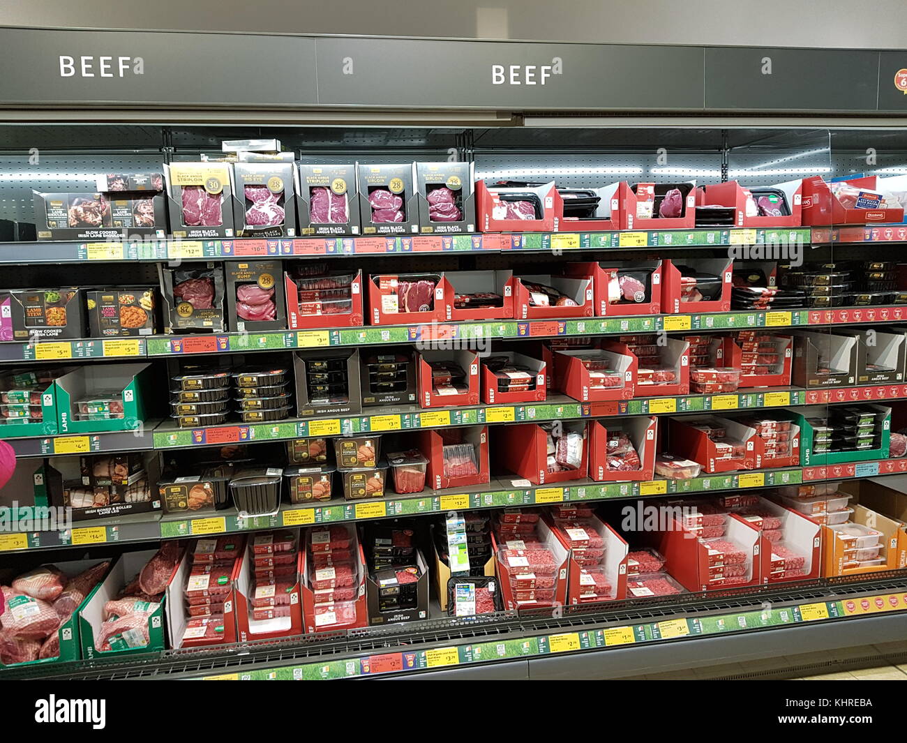 Ennis, Irlande - 17 novembre 2017 : magasin Aldi dans le comté d'Ennis Clare, Irlande. Sélection de divers produits de bœuf irlandais Banque D'Images