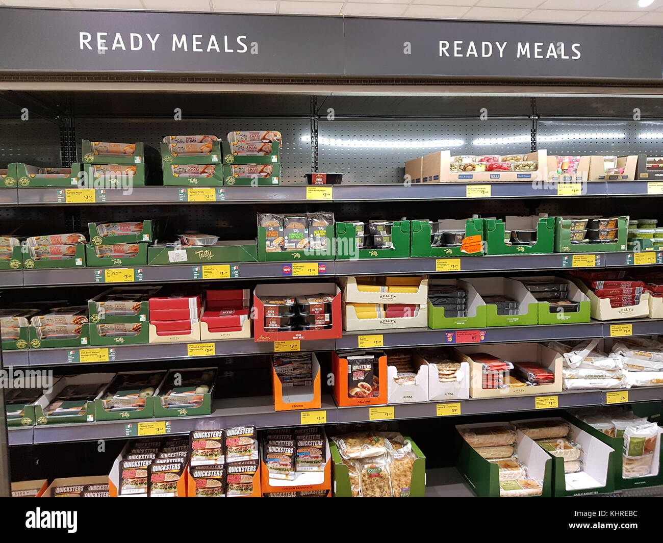 Ennis, Irlande - 17 novembre 2017 : magasin Aldi dans le comté d'Ennis Clare, Irlande. Sélection de divers plats irlandais prêts à l'emploi Banque D'Images