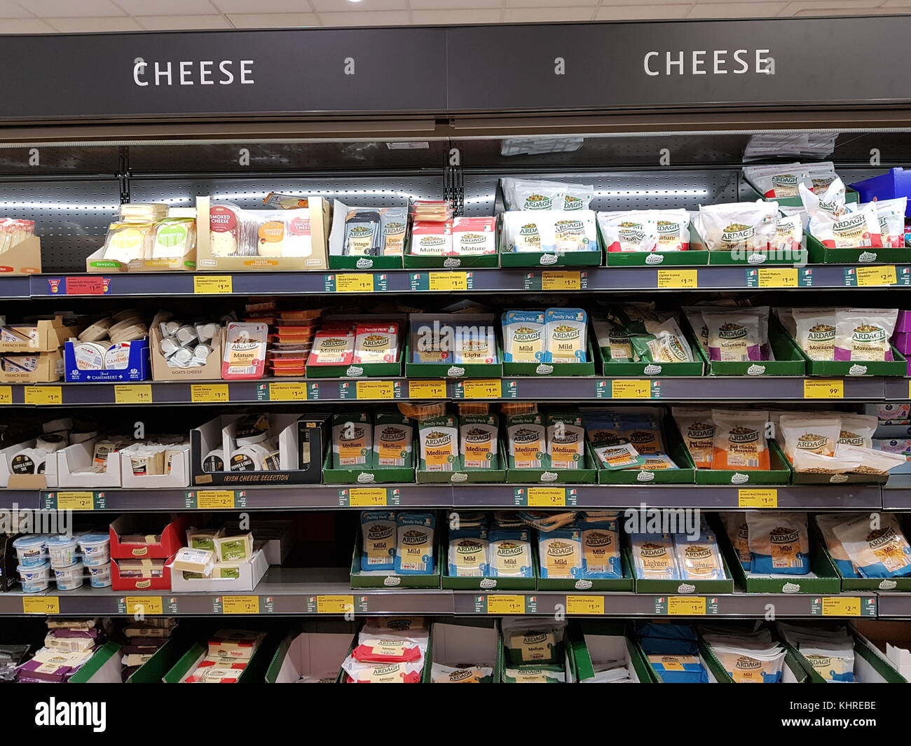 Ennis, Irlande - 17 novembre 2017 : magasin Aldi dans le comté d'Ennis Clare, Irlande. Sélection de différents fromages irlandais Banque D'Images