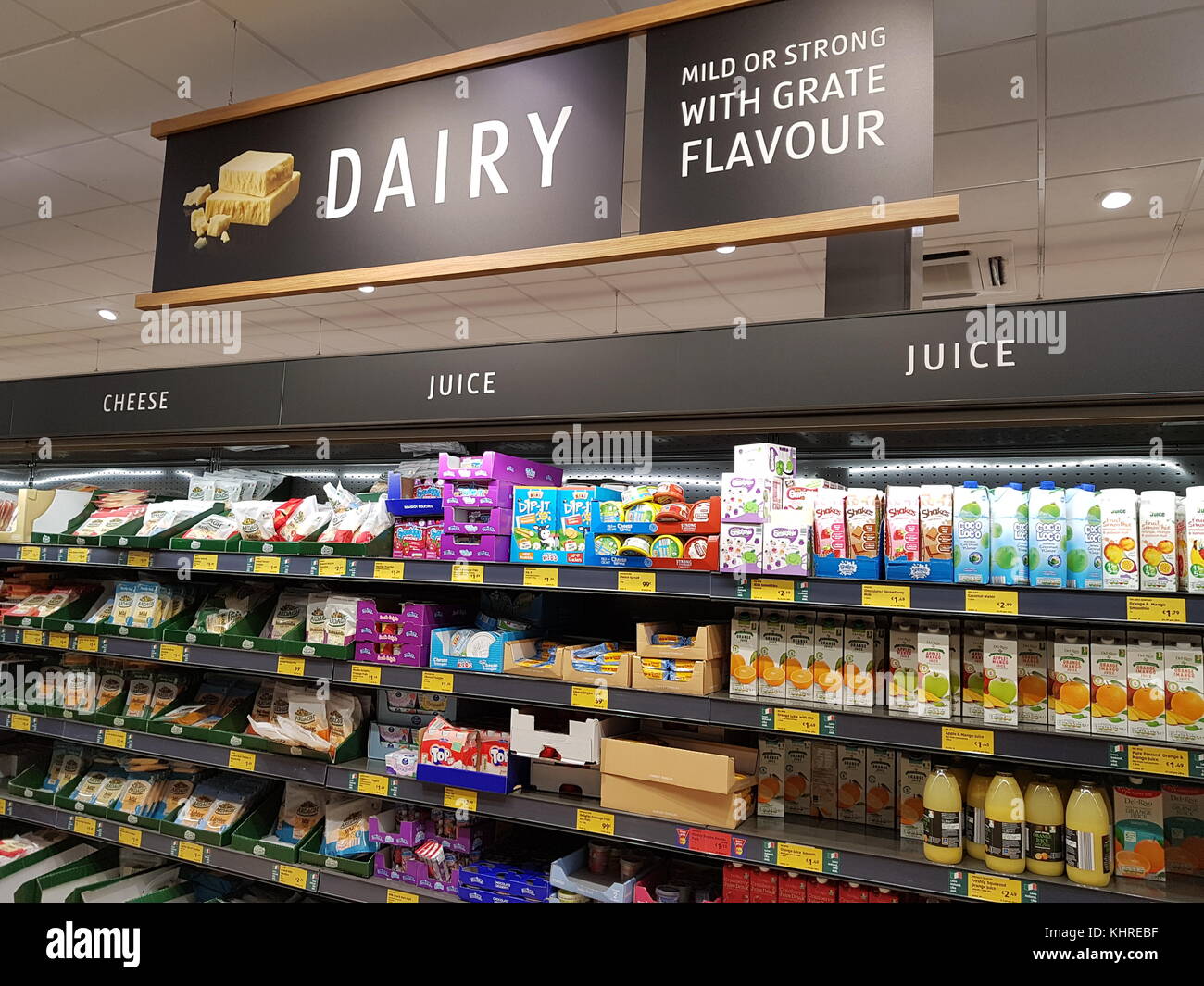 Ennis, Irlande - 17 novembre 2017 : magasin Aldi dans le comté d'Ennis Clare, Irlande. Sélection de divers produits Irish Diary Banque D'Images