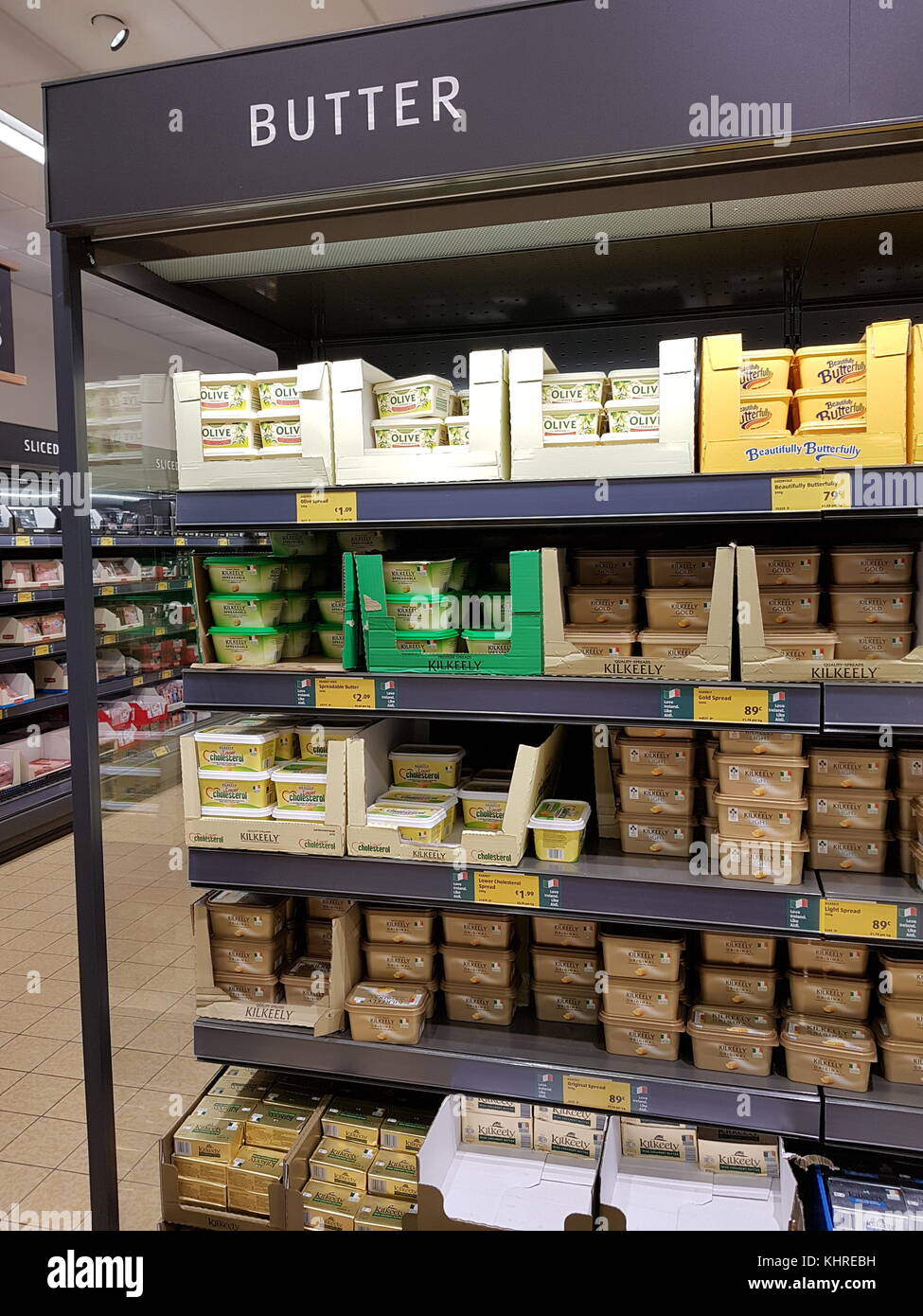 Ennis, Irlande - 17 novembre 2017 : magasin Aldi dans le comté d'Ennis Clare, Irlande. Sélection de différents beurre irlandais Banque D'Images
