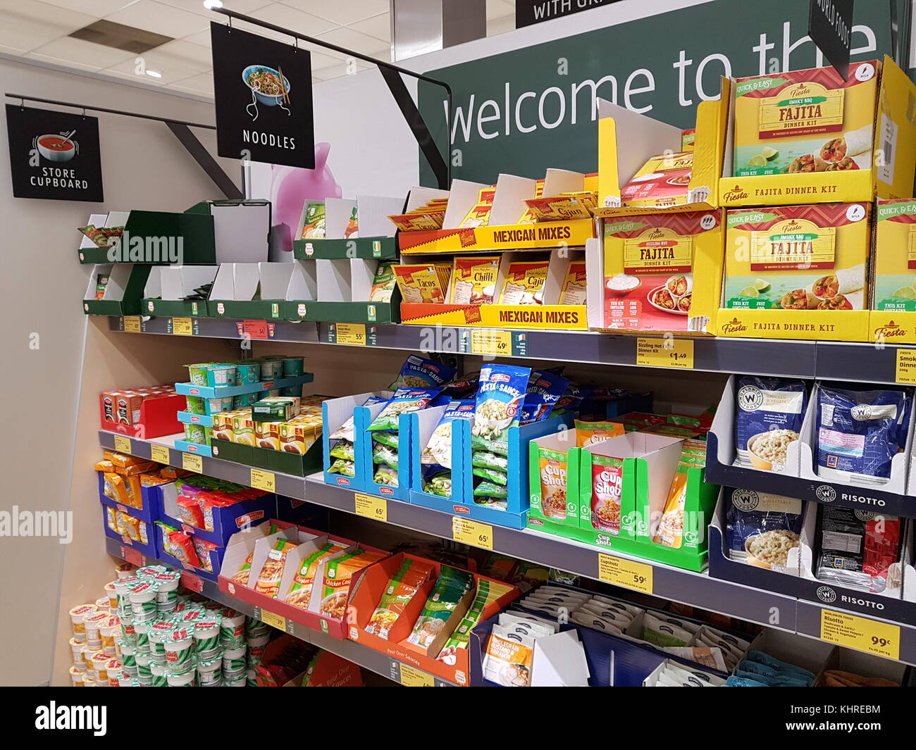 Ennis, Irlande - 17 novembre 2017 : magasin Aldi dans le comté d'Ennis Clare, Irlande. Sélection de diverses nouilles et wraps Banque D'Images