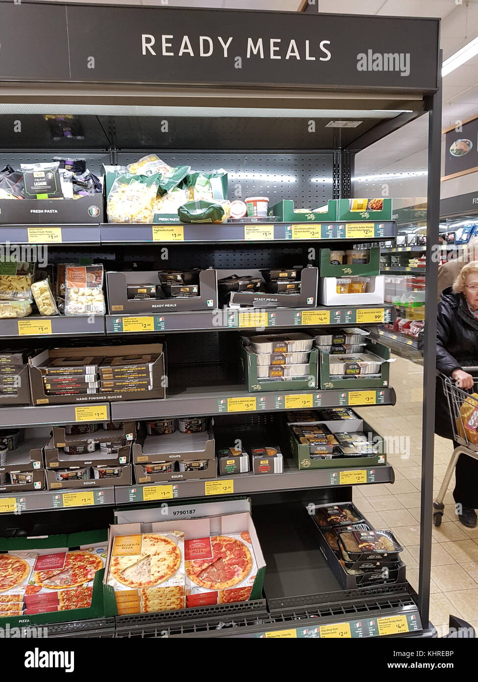 Ennis, Irlande - 17 novembre 2017 : magasin Aldi dans le comté d'Ennis Clare, Irlande. Sélection de divers plats cuisinés Banque D'Images