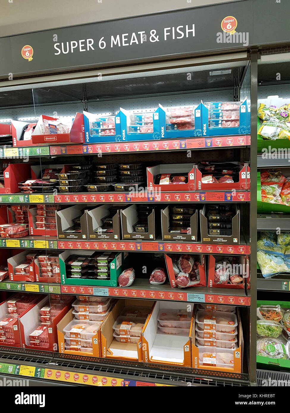 Ennis, Irlande - 17 novembre 2017 : magasin Aldi dans le comté d'Ennis Clare, Irlande. Sélection de divers super 6 viandes et poissons Banque D'Images