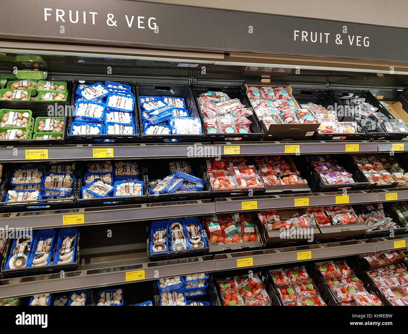 Ennis, Irlande - 17 novembre 2017 : magasin Aldi dans le comté d'Ennis Clare, Irlande. Sélection de divers fruits et légumes Banque D'Images