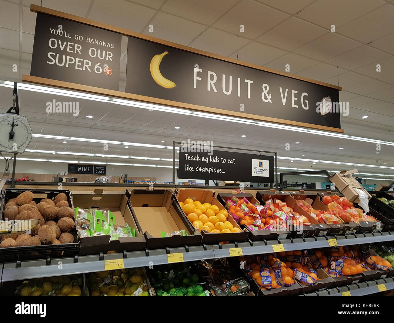 Ennis, Irlande - 17 novembre 2017 : magasin Aldi dans le comté d'Ennis Clare, Irlande. Sélection de divers fruits et légumes Banque D'Images