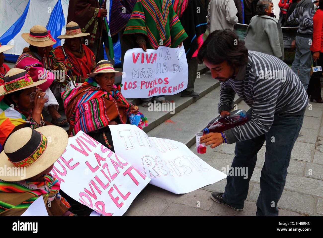 Organisateur d'une manifestation à boissons donne CONAMAQ les peuples autochtones lors de manifestations contre les membres de l'Union européenne prévoit de construire une route dans le TIPNIS, Bolivie Banque D'Images