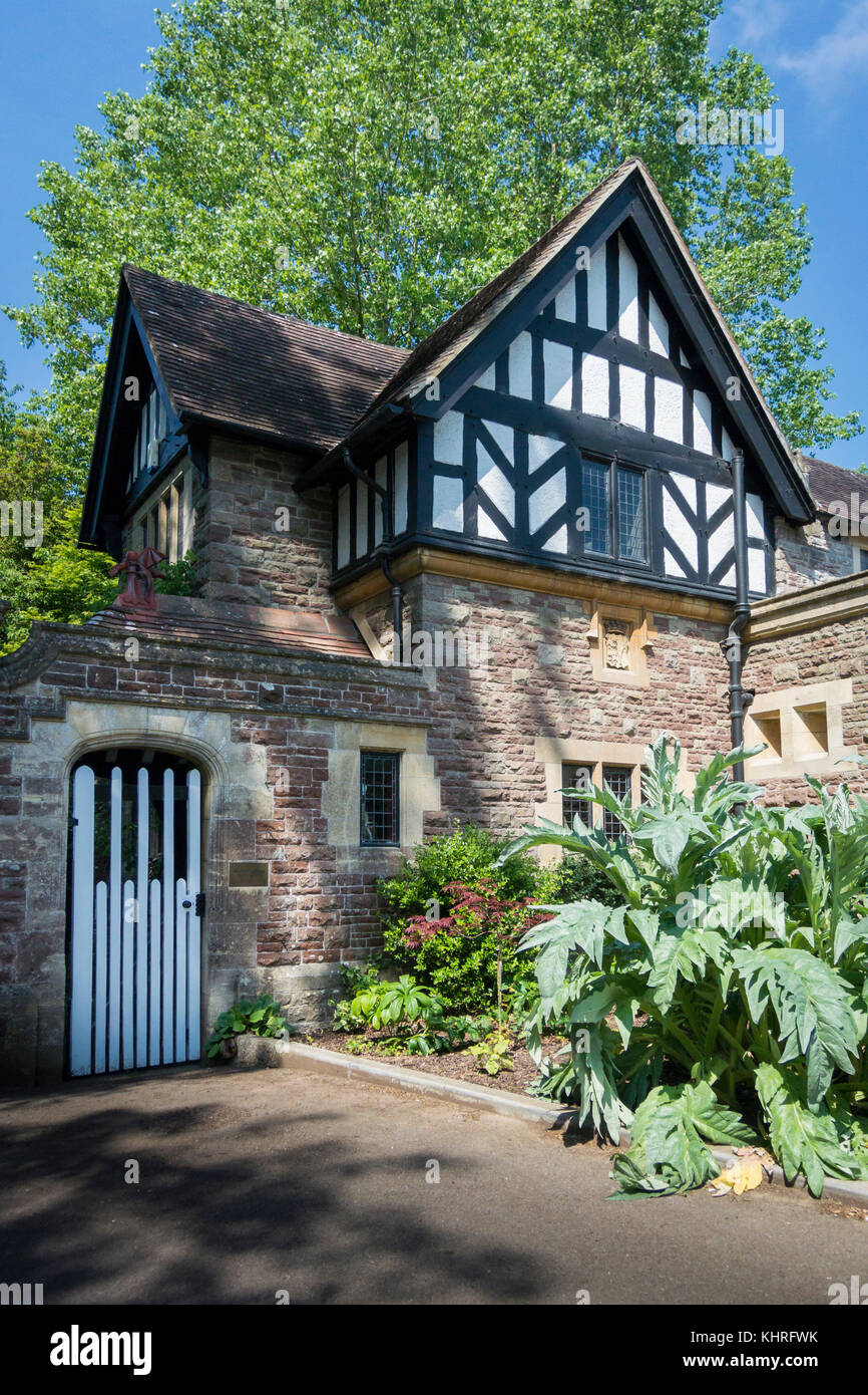 Un jardin et tudor cottage en pierre dans la campagne anglaise, uk Banque D'Images