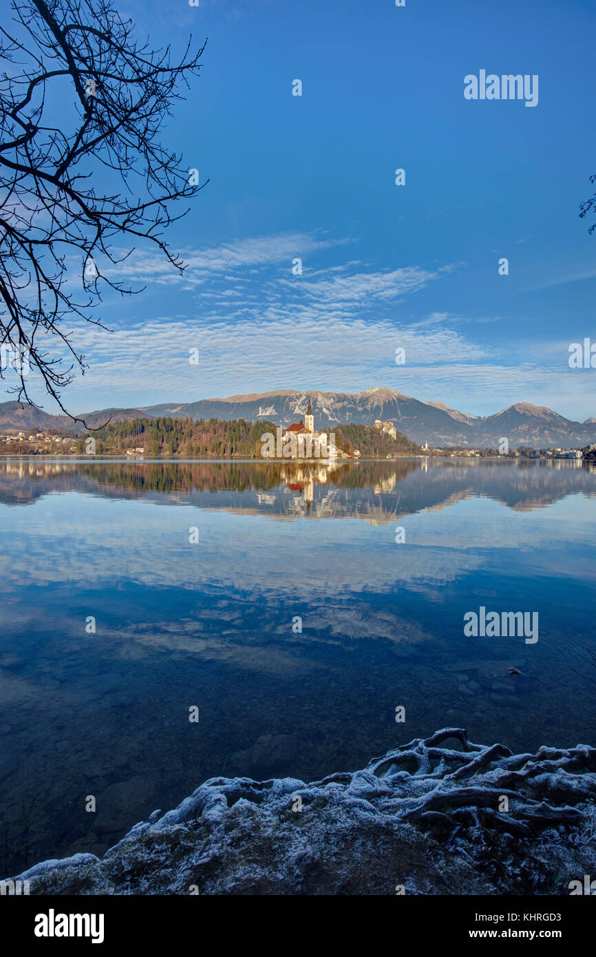 Vue sur le lac de Bled et à l'église de marie la reine, situé sur une petite île au milieu du lac, Bled, Slovénie Banque D'Images