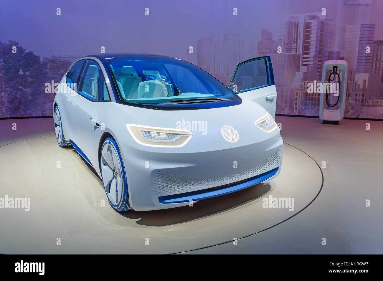 FRANCFORT, ALLEMAGNE - SEP 17, 2017: Volkswagen I.D. voiture électrique autonome à l'IAA Frankfurt Motor Show. VW ID est un modèle abordable de la famille électrique Banque D'Images