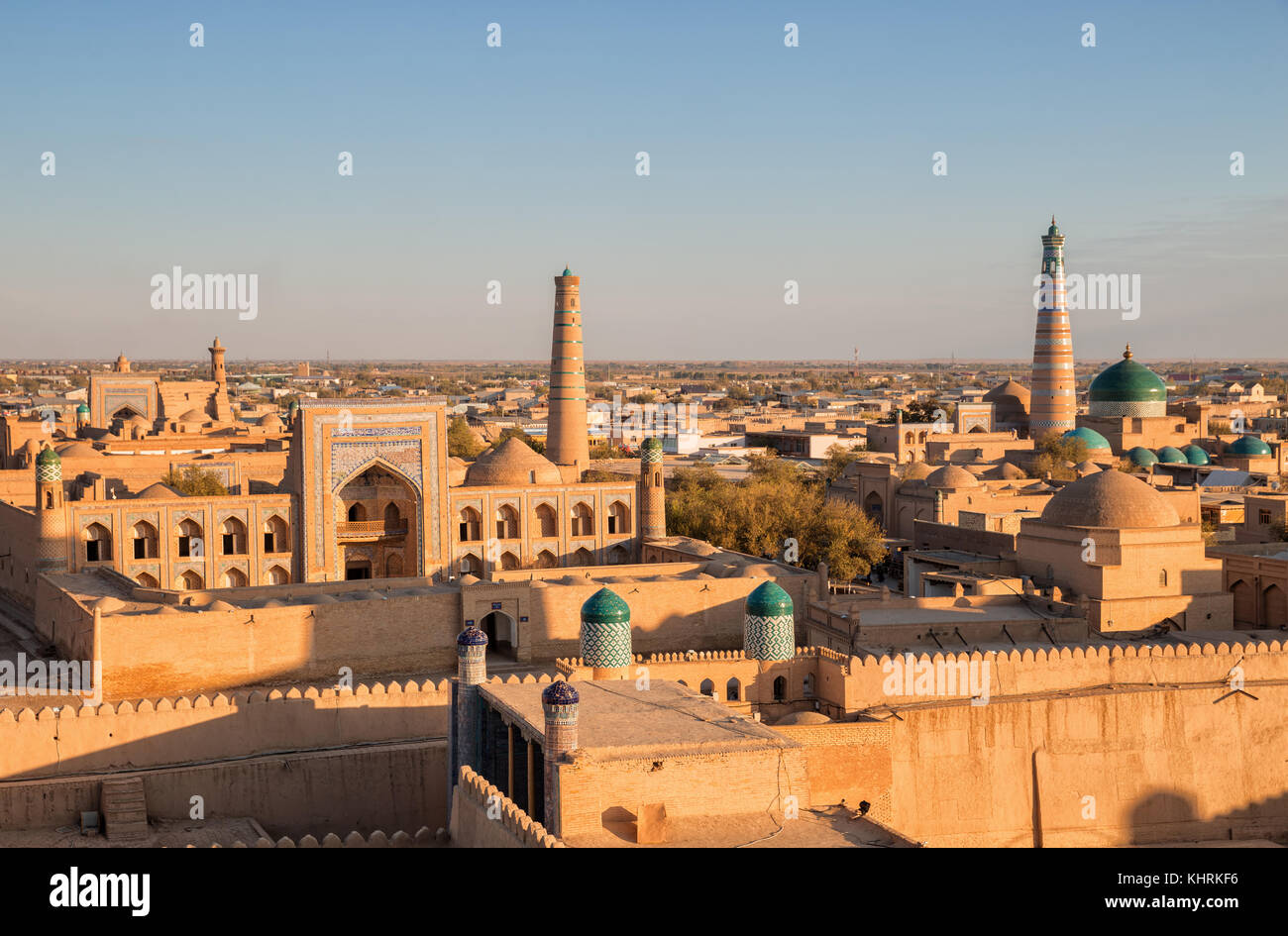 Vue de l'ancienne forteresse ichan kala à partir de la plate-forme d'observation au coucher du soleil. khiva, Ouzbékistan Banque D'Images