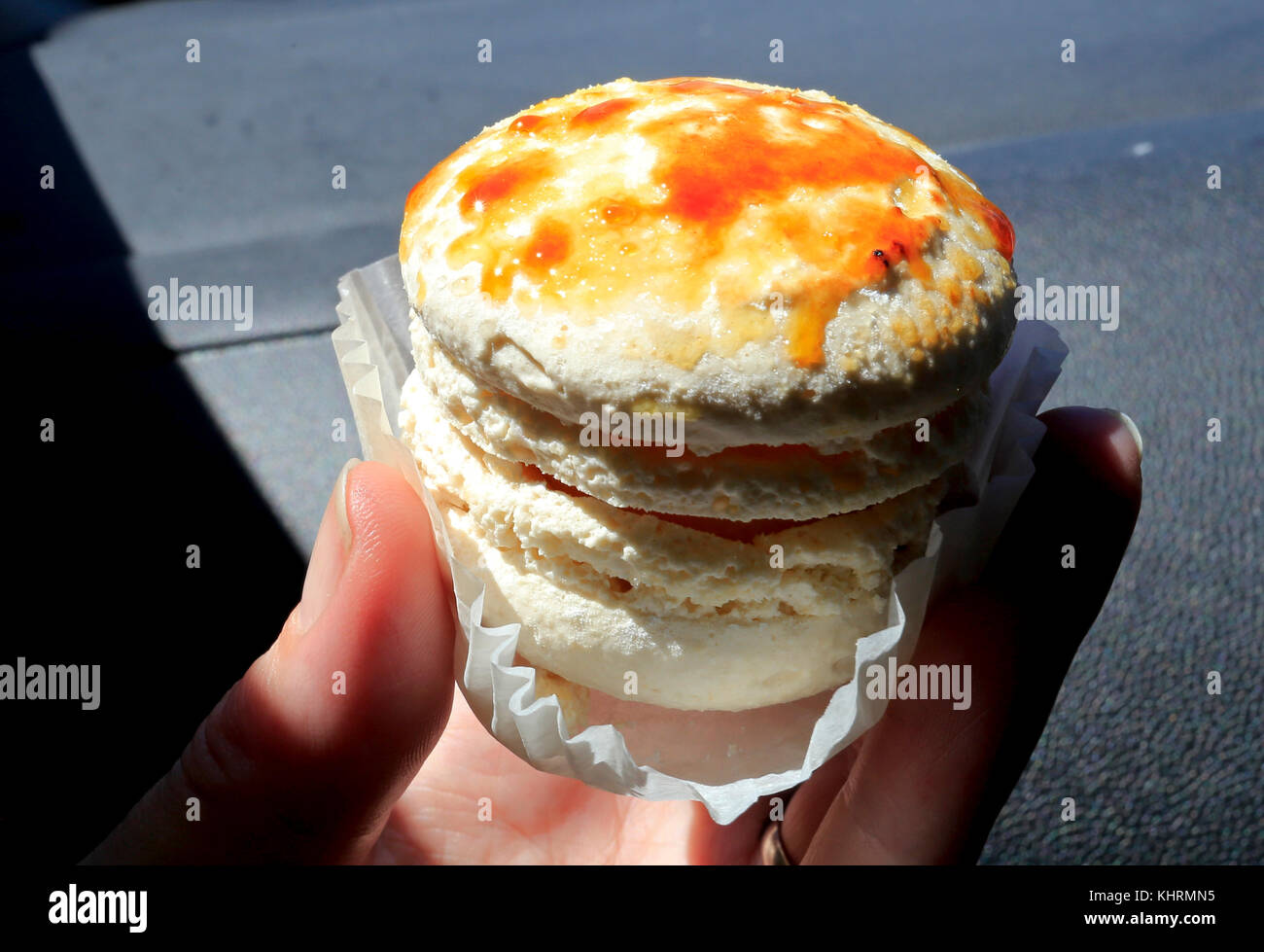 Un délicieux macaron au caramel Banque D'Images