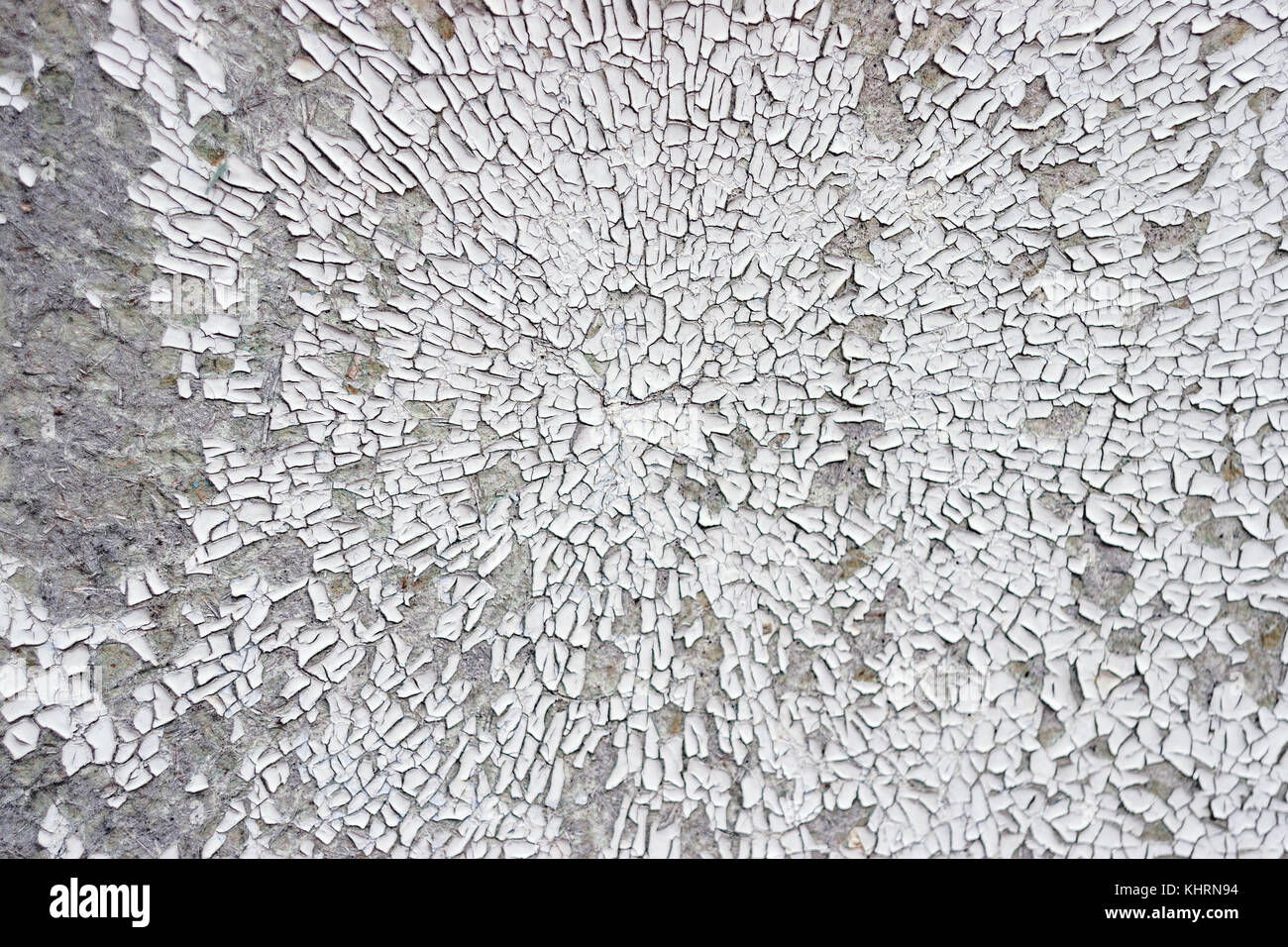 La texture de la peinture craquelée et se désagrège en blanc modèle circulaire sur le mur de ciment Banque D'Images