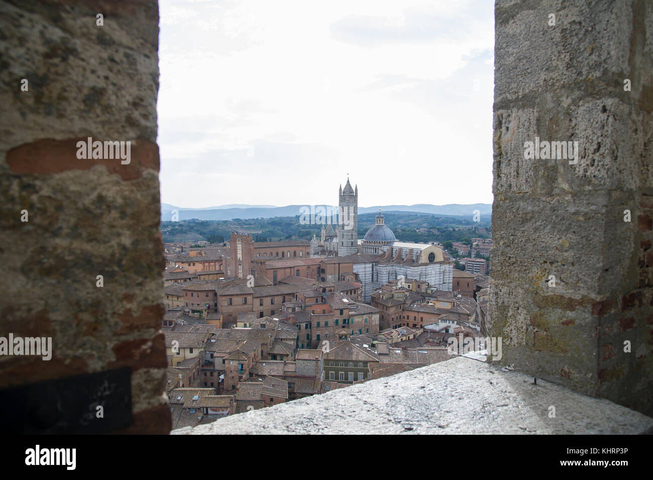 Facciatone gothique, l'arc de n'a jamais fini de Duomo Nuovo (Nouveau) de la cathédrale de style roman et gothique italien Cattedrale Metropolitana di Santa Maria Assunta Banque D'Images