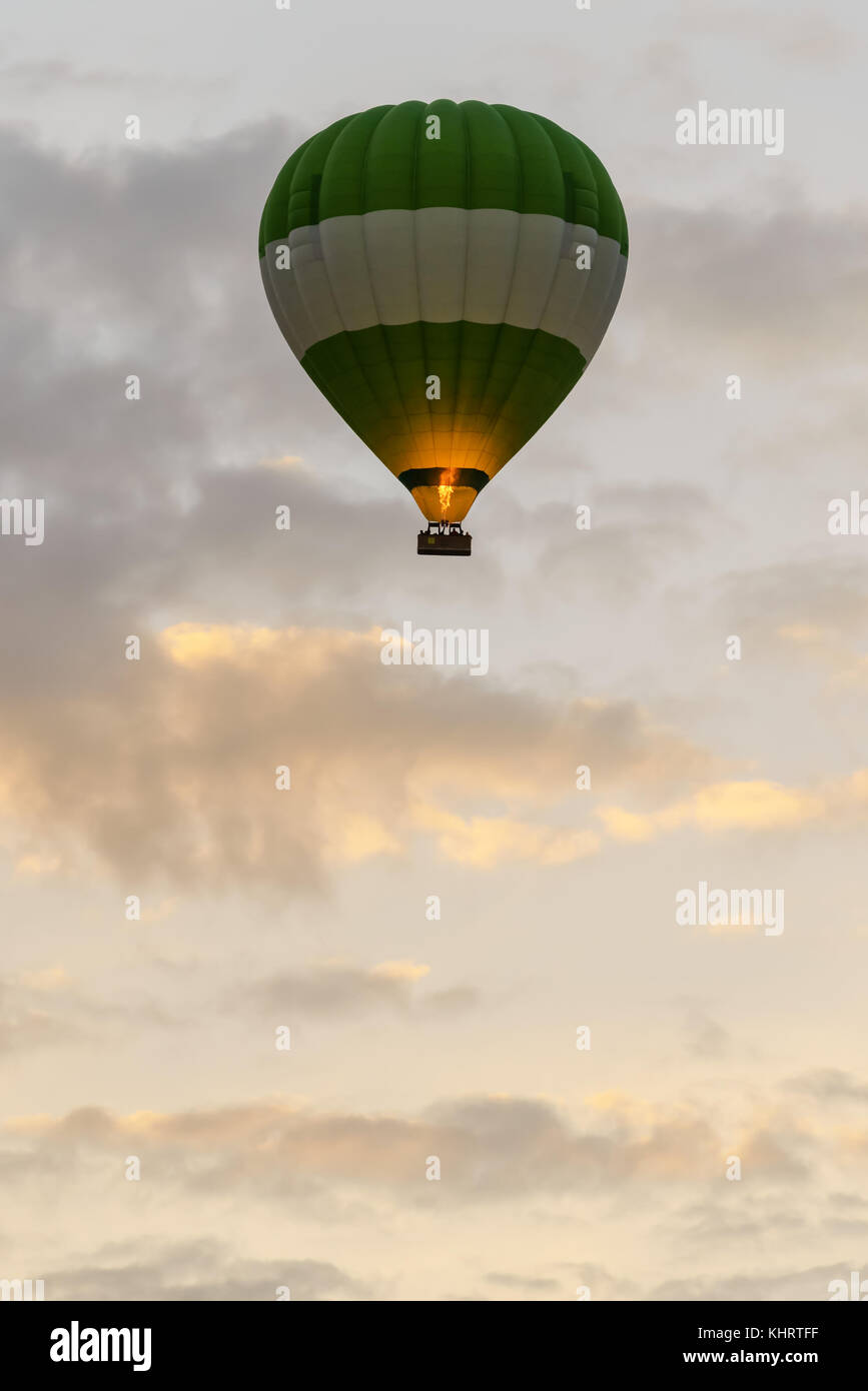 Silhouette dans le lever du soleil en montgolfière sky Banque D'Images