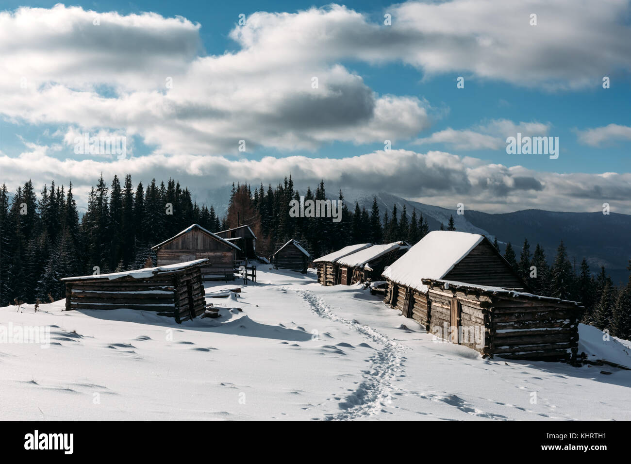 Paysage fantastique avec snowy house Banque D'Images