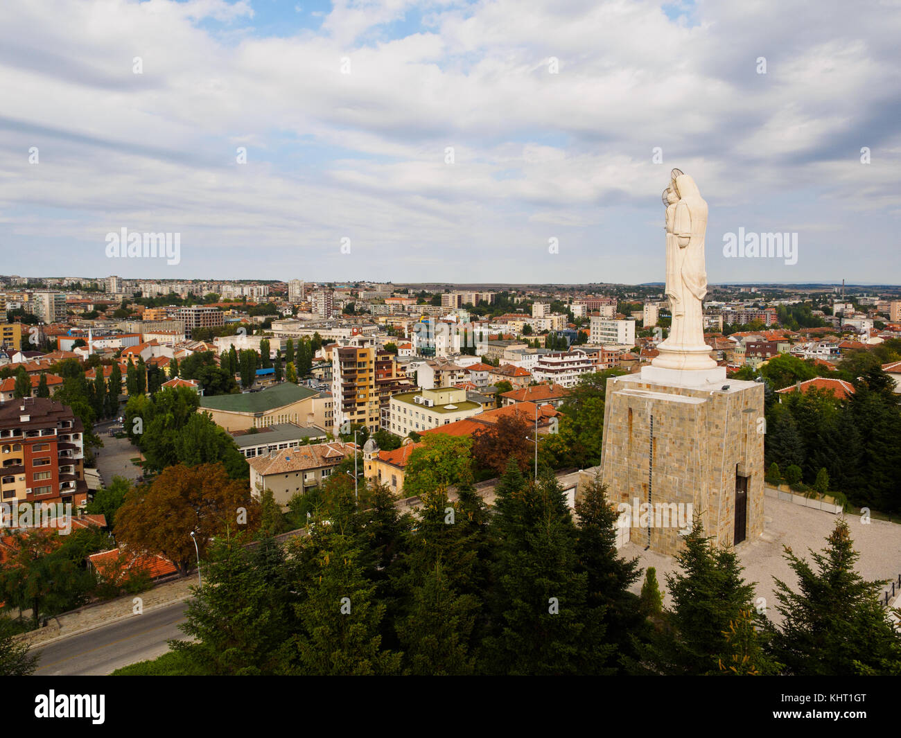 Le paysage de la ville de Haskovo, négligé le clocher. Banque D'Images
