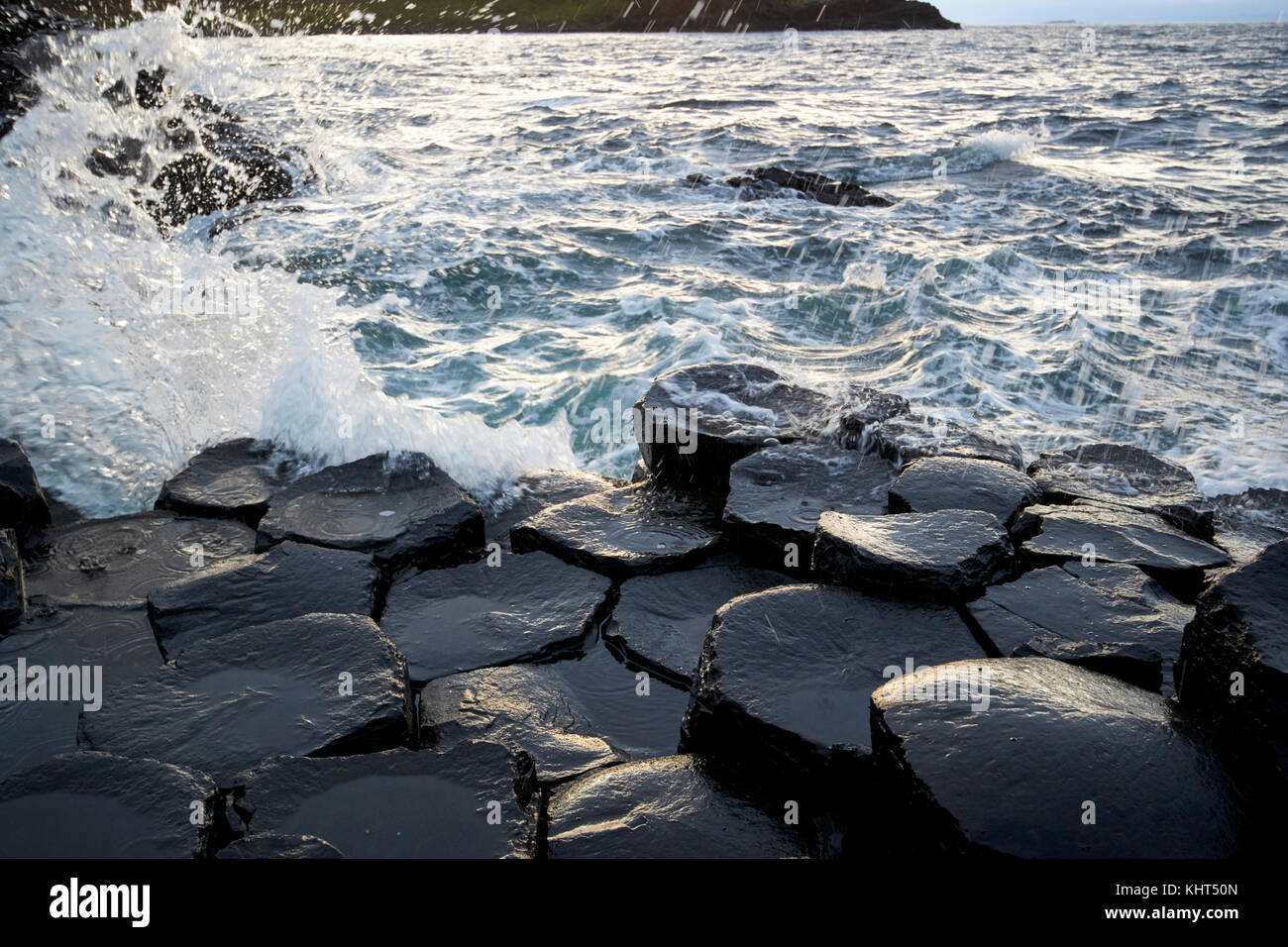 Vagues se brisant sur les rochers, à la Chaussée des Géants le comté d'Antrim en Irlande du Nord uk Banque D'Images