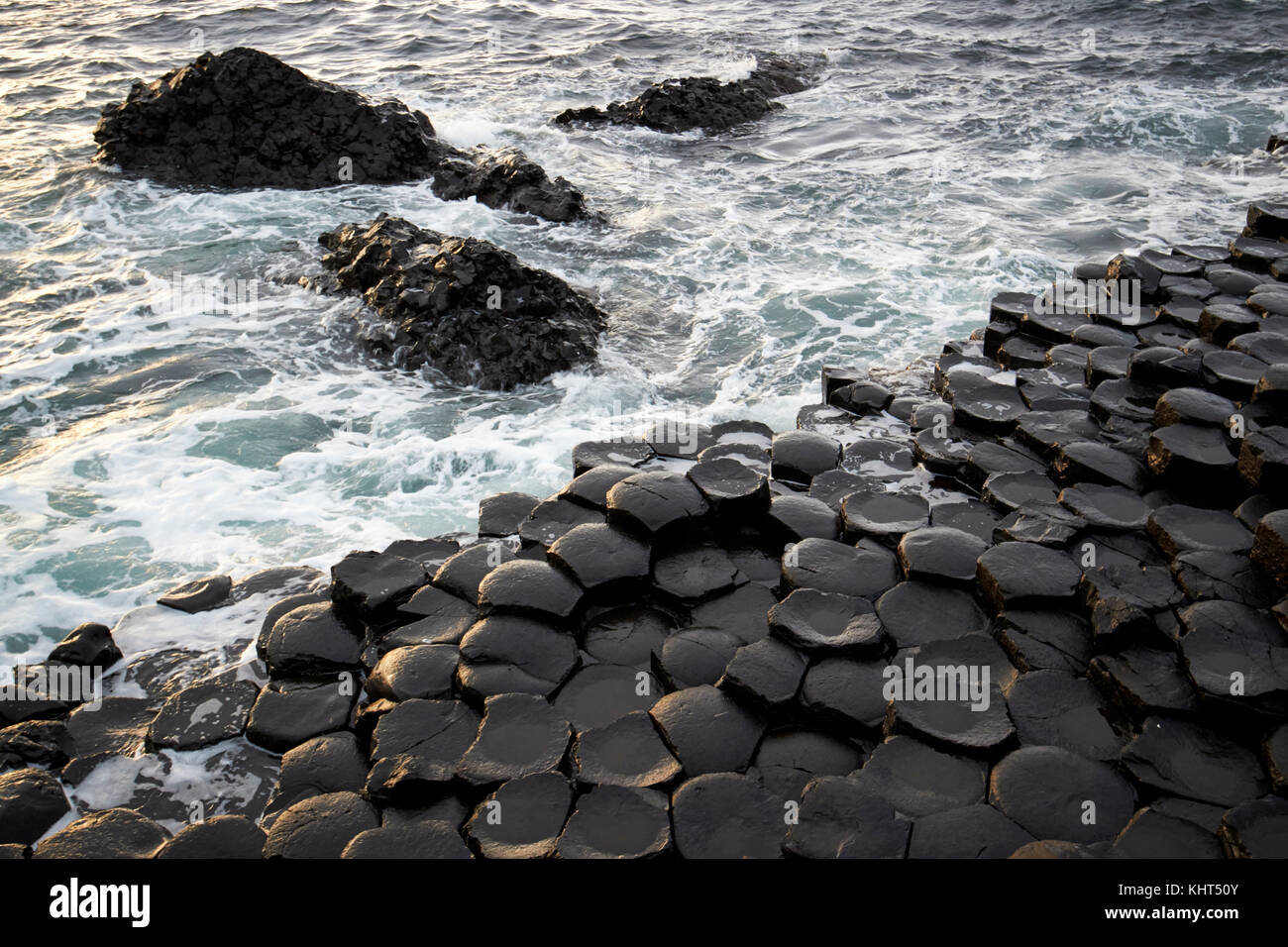 Mer et rochers à la Chaussée des Géants le comté d'Antrim en Irlande du Nord uk Banque D'Images