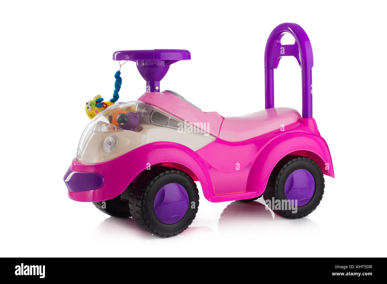 Baby ride sur voiture ou camion isolé sur fond blanc. Banque D'Images