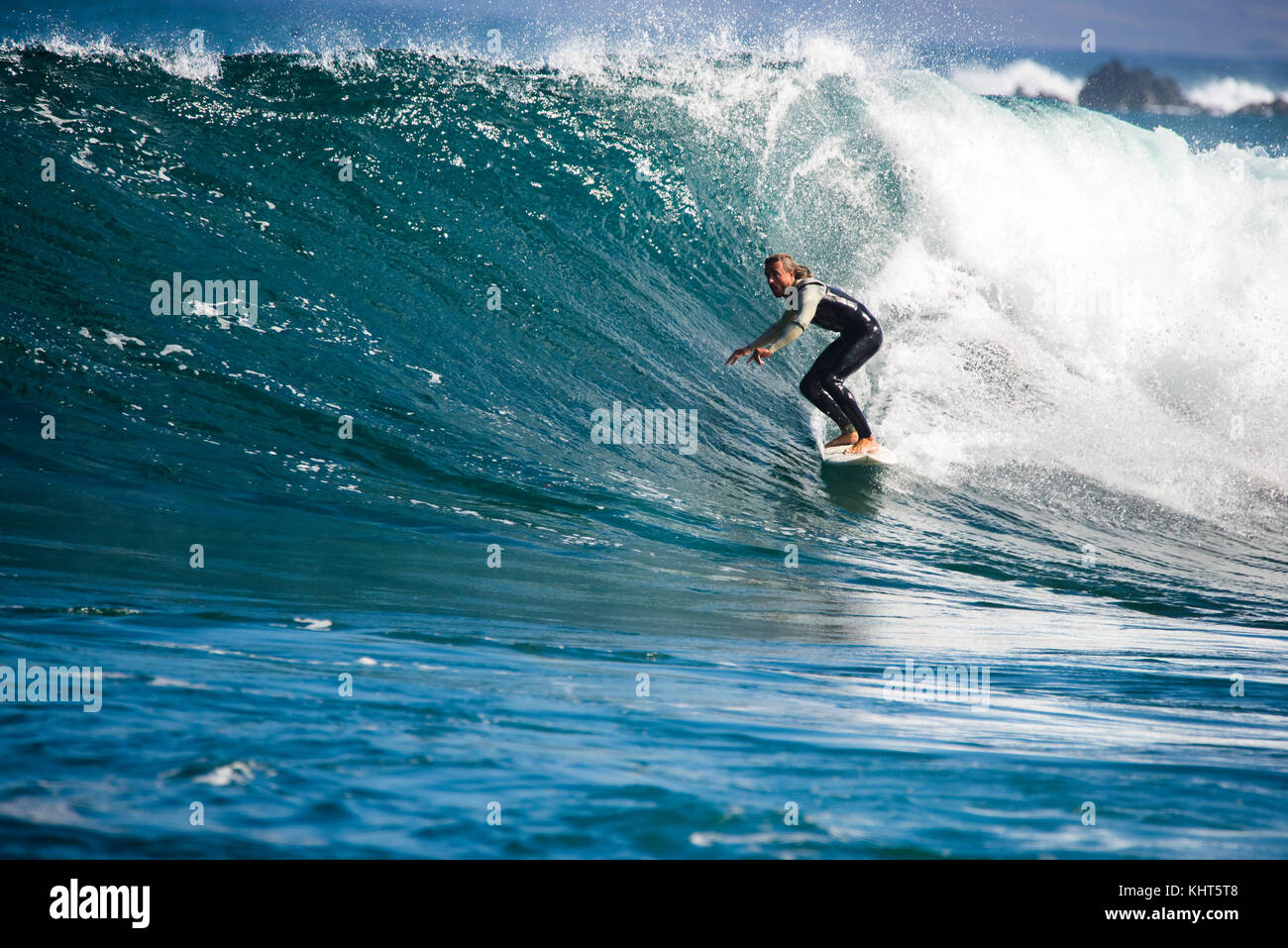 Fuerteventura - 2016-10-23 : la formation d'un athlète au cours de surf session de formation d'hiver dans le feu Banque D'Images