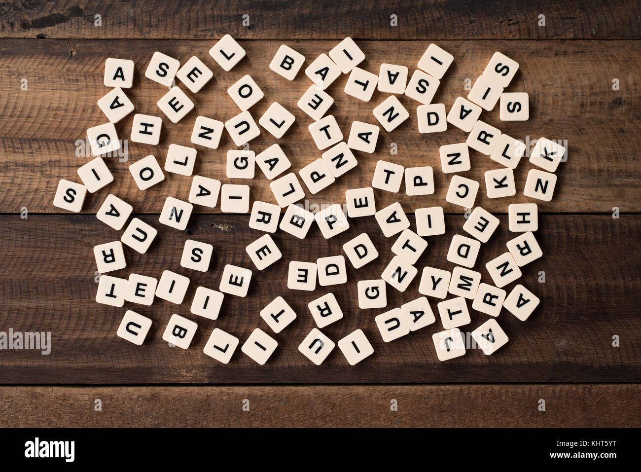 Concept d'apprentissage et d'éducation - alphabet tuiles / blocs sur fond de bois Banque D'Images