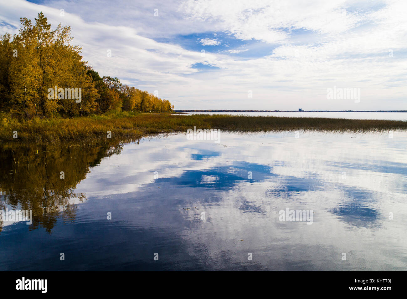 La réflexion du ciel dans l'eau à l'automne Banque D'Images