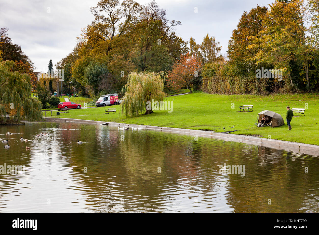 Pêcheurs sur une froide journée de Great Dunmow, pêcher dans l'Étang du médecin, Essex, UK Banque D'Images