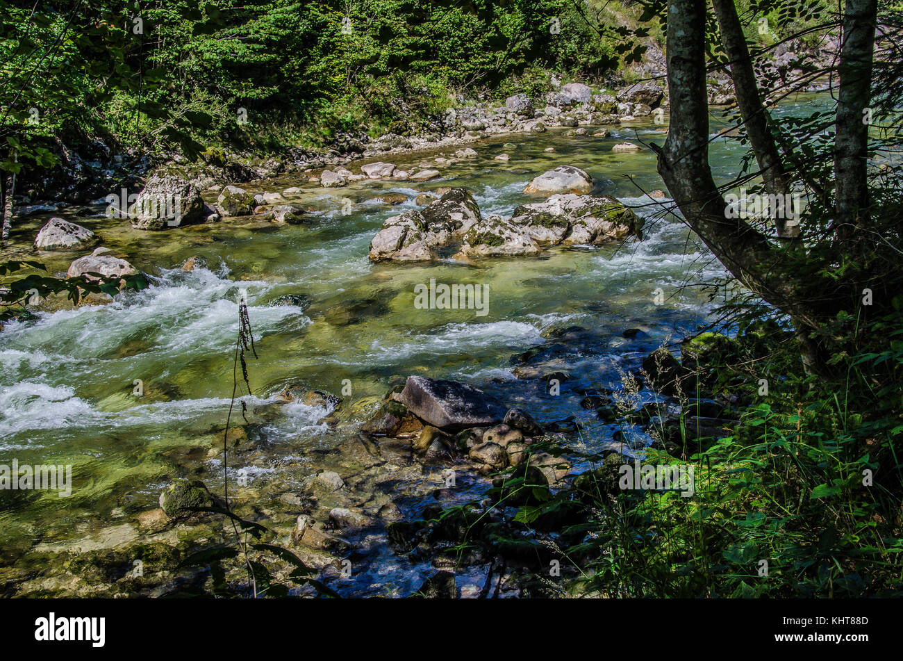 Le long de massifs rocheux majestueux et impressionnant le cours de la rivière Koppentraun que vous obtenez d'Obertraun.à Bad Aussee, la capitale de l'Ausseerland secret. Banque D'Images